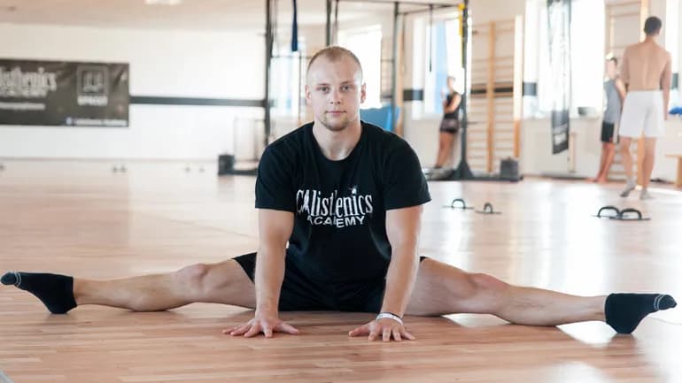 Jak się rozciągać do szpagatu męskiego, żeby uniknąć kontuzji i bólu Jak się rozciągać do szpagatu męskiego, żeby uniknąć kontuzji i bólu