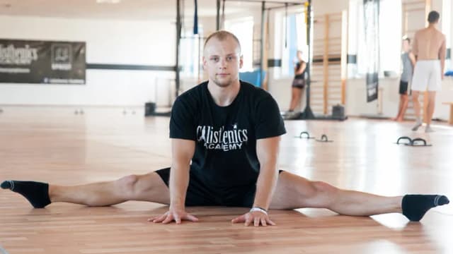 Jak się rozciągać do szpagatu męskiego, żeby uniknąć kontuzji i bólu Jak się rozciągać do szpagatu męskiego, żeby uniknąć kontuzji i bólu