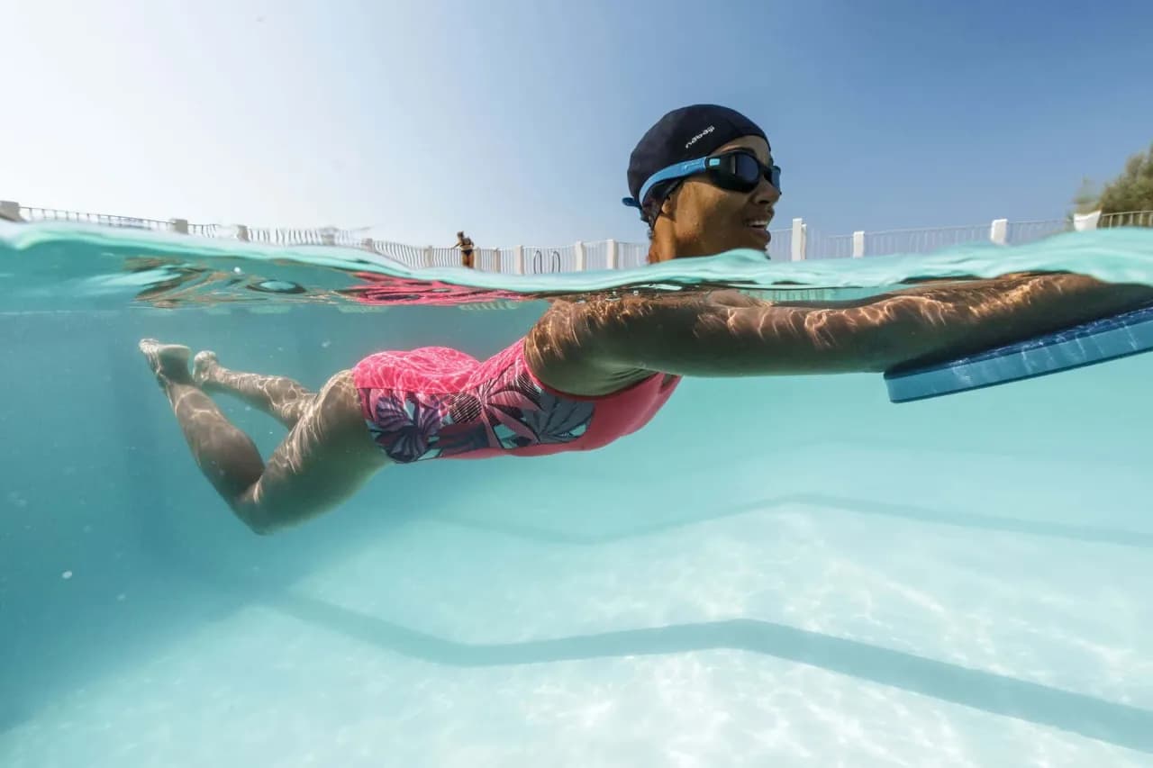 Czy pływanie żabką z głową nad wodą ma sens? Odkryj wady tej techniki Czy pływanie żabką z głową nad wodą ma sens? Odkryj wady tej techniki