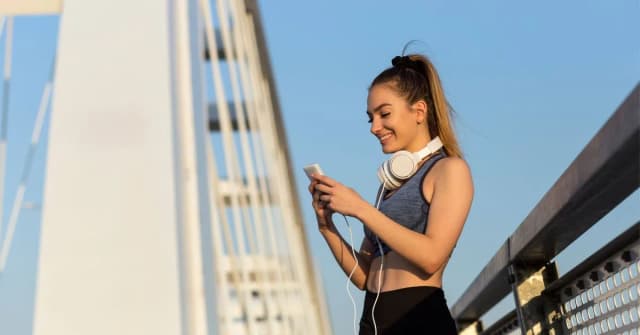 Jak biegać z telefonem - najlepsze sposoby na bezpieczne bieganie Jak biegać z telefonem - najlepsze sposoby na bezpieczne bieganie