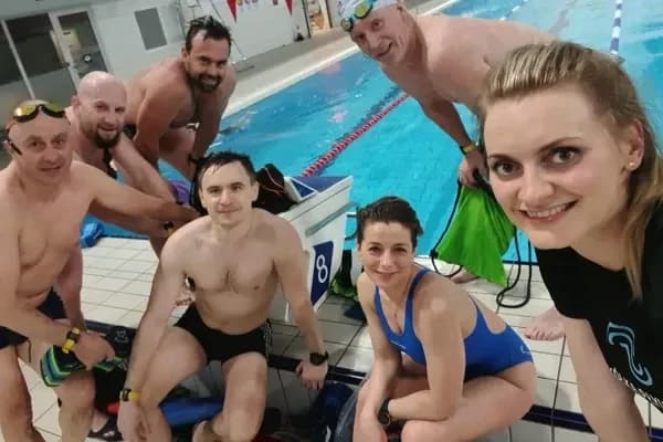 Ile kosztuje nauka pływania dla dorosłych? Ceny, które zaskakują Ile kosztuje nauka pływania dla dorosłych? Ceny, które zaskakują