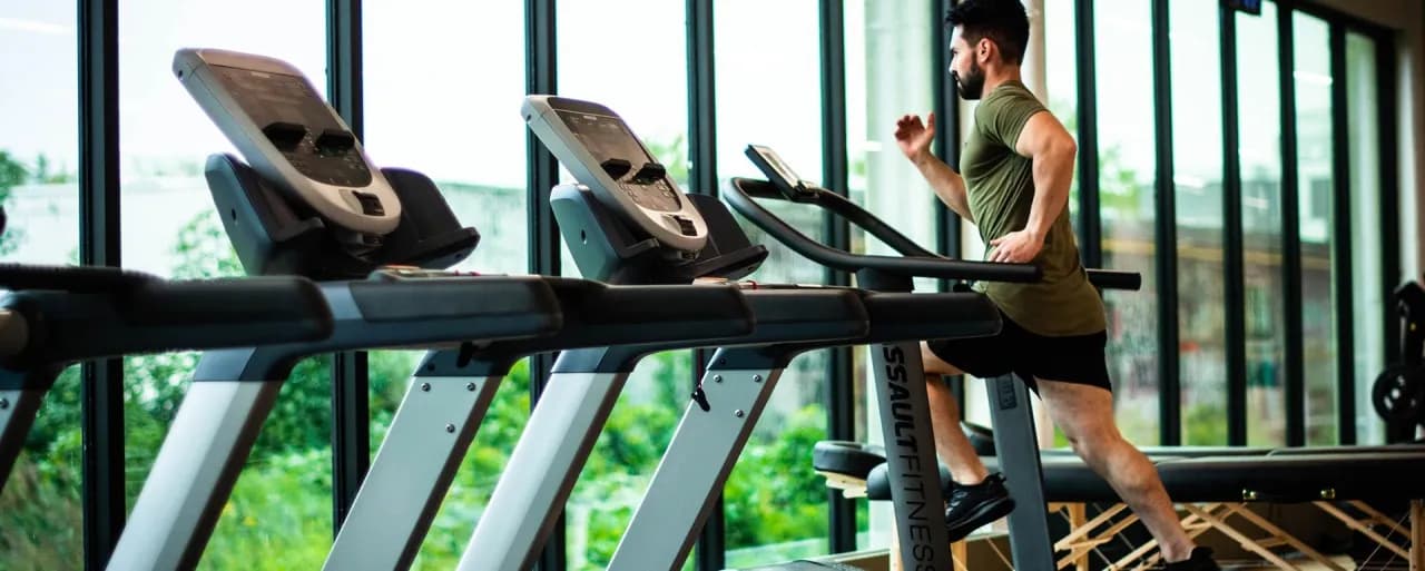 Skuteczny trening na redukcję: połącz siłę z cardio i chudnij szybciej Skuteczny trening na redukcję: połącz siłę z cardio i chudnij szybciej