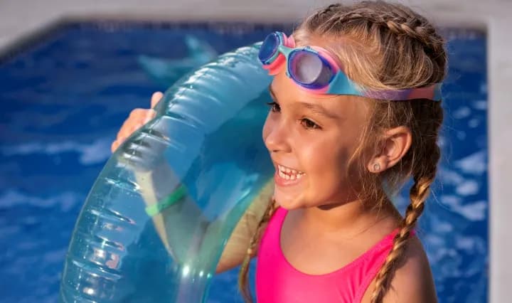 Jak nauczyć dziecko pływać ćwiczenia, które zwiększą jego pewność w wodzie Jak nauczyć dziecko pływać ćwiczenia, które zwiększą jego pewność w wodzie