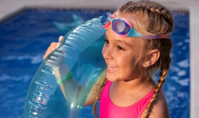 Jak nauczyć dziecko pływać ćwiczenia, które zwiększą jego pewność w wodzie Jak nauczyć dziecko pływać ćwiczenia, które zwiększą jego pewność w wodzie