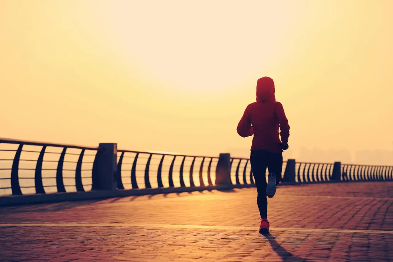 Kiedy biegać rano czy wieczorem? Odkryj najlepszy czas na trening Kiedy biegać rano czy wieczorem? Odkryj najlepszy czas na trening