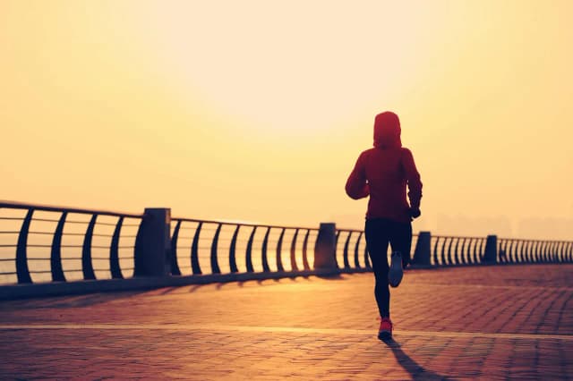 Kiedy biegać rano czy wieczorem? Odkryj najlepszy czas na trening Kiedy biegać rano czy wieczorem? Odkryj najlepszy czas na trening