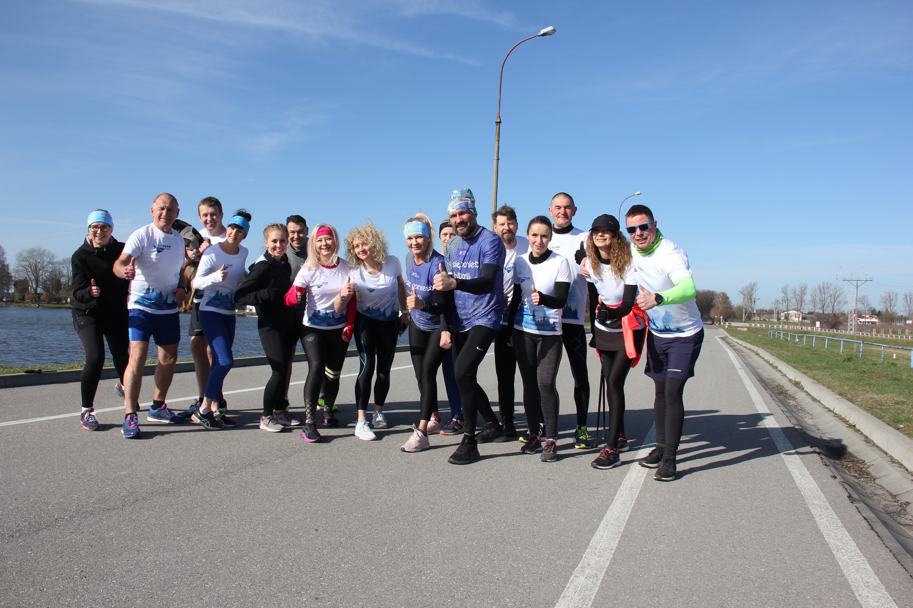 Wspólny trening nad „lubelskim morzem” z grupą biegową HEŃTEAM. Prezentacja koszulki technicznej 9.PKO Półmaratonu Solidarności 2022. 